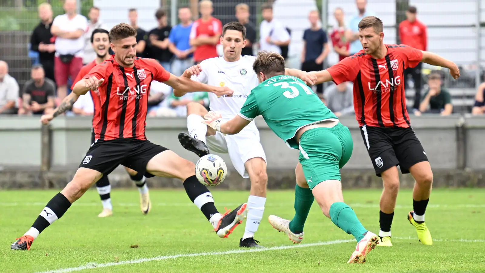 FSV-Torhüter Moritz Prenzler war von den Ansbachern (im hellen Trikot Michael Sperr) in der ersten Halbzeit nicht zu überwinden. Stadeln (links Max Hering, rechts Aljoscha Schnierstein) verteidigte geschickt. (Foto: Wolfgang Zink)