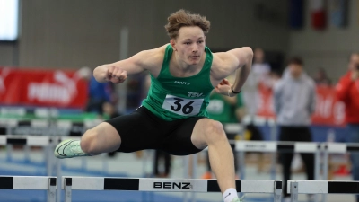 Fliegend über die nun höheren Hürden: David Kleinschrodt belegte in der U20 Rang drei und sicherten sich über 60 Meter und im Weitsprung die Titel. (Foto: Theo Kiefner)