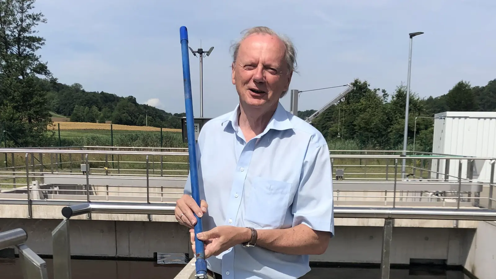 Bürgermeister Wolfgang Schicktanz freut sich über das sauber gereinigte Wasser, das aus der neuen Kläranlage strömt. (Foto: Florian Pöhlmann)