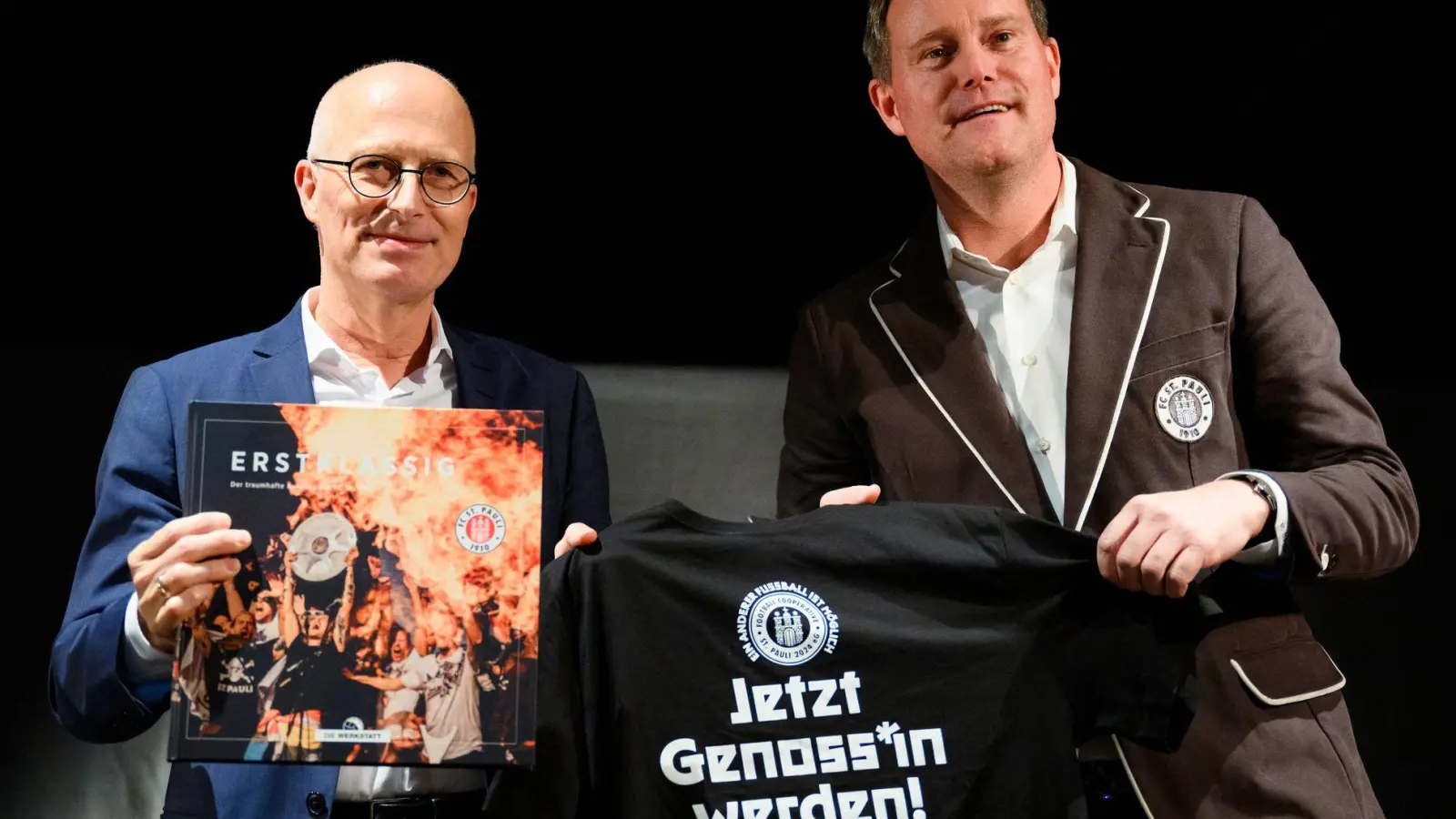 Hamburgs Bürgermeister Peter Tschentscher (l.) und Clubchef Oke Göttlich präsentieren die FCSP-Genossenschaft. (Foto: Gregor Fischer/dpa)