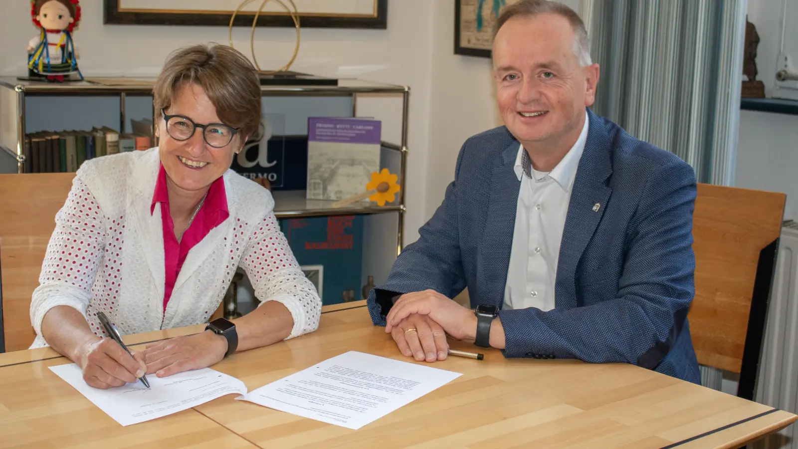 Dr. Branka Rogulic wird neue Geschäftsführerin der Stadtwerke Ansbach. Zusammen mit Aufsichtsratsvorsitzendem Thomas Deffner unterzeichnete sie nun den Vertrag. (Foto: Stadtwerke Ansbach/Robert Hlava)