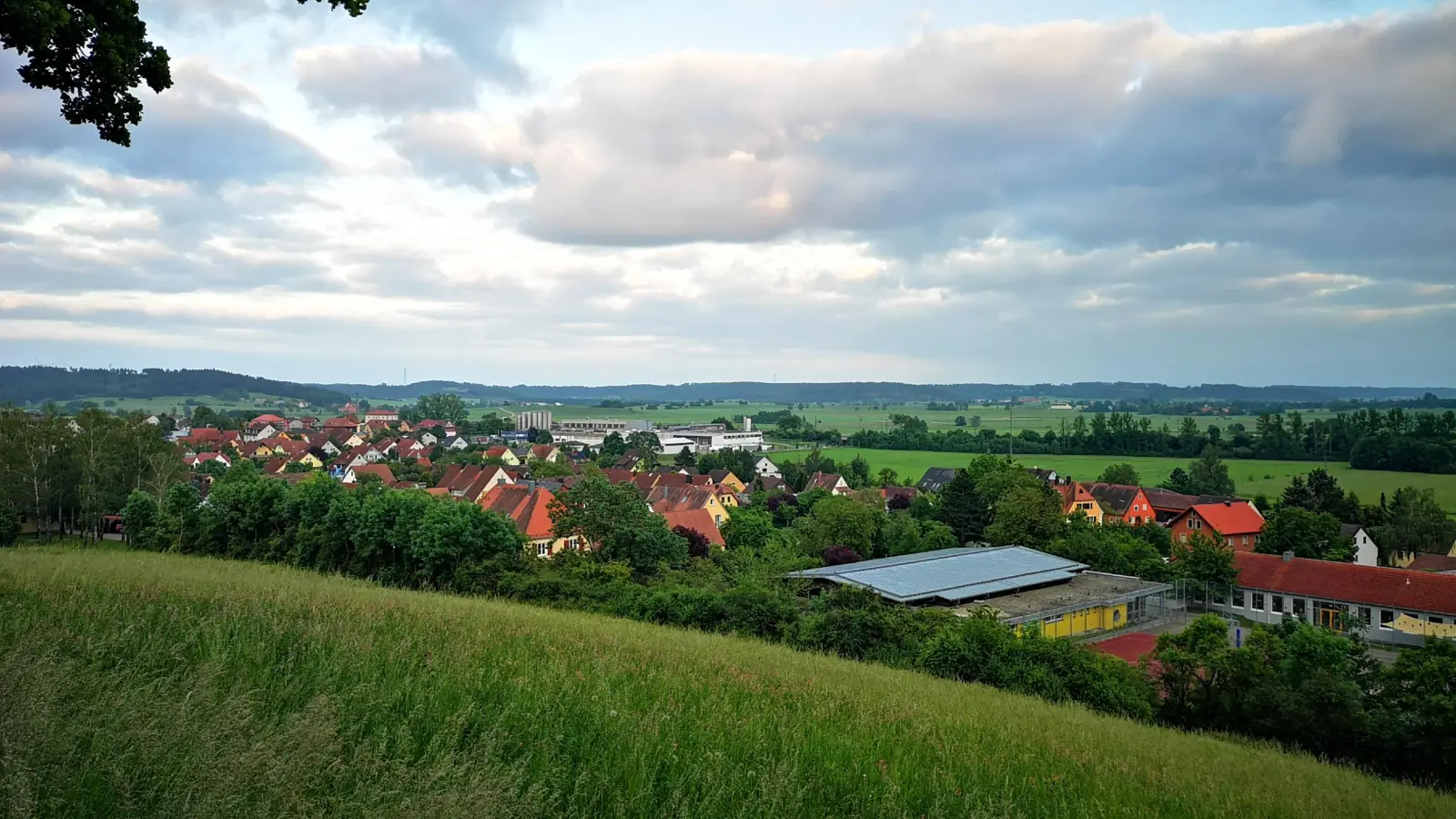 Blick vom Kirchbuck in südliche Richtung auf den östlichen Teil Dombühls mit dem bestehenden Gewerbegebiet: Dahinter verläuft die Bahnlinie. Auf deren anderer Seite soll das neue Gewerbegebiet entstehen, dessen Bebauungsplanung der Bund Naturschutz ablehnt. (Foto: Jürgen Binder)