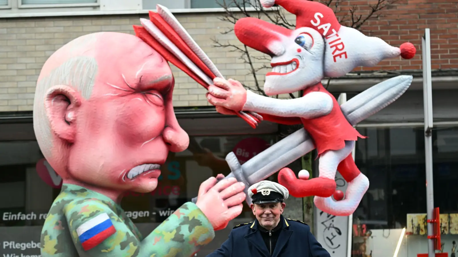 Der Düsseldorfer Karnevalswagenbauer Jacques Tilly lässt sich nicht dadurch einschüchtern, dass er in Russland angeklagt worden ist. (Foto: Federico Gambarini/dpa)
