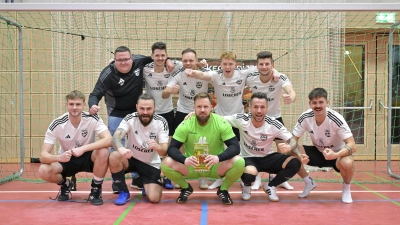 Schillingsfürst gewann den Meistertrunk, oben von links: Maximilian Frank (Betreuer), Fabian Eiffert, Michael Göttfert, Yves Tillmann, Maurice Riedel. Unten von links: Marlon Albig, Michael Kolb, Fabian Döllinger, Adrian Henninger und Thomas Grams. (Foto: Martin Rügner)