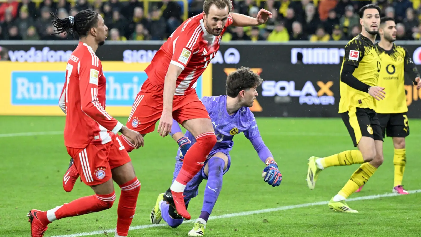Harry Kane (2. v. l.) traf auch gegen den BVB. (Foto: Federico Gambarini/dpa)
