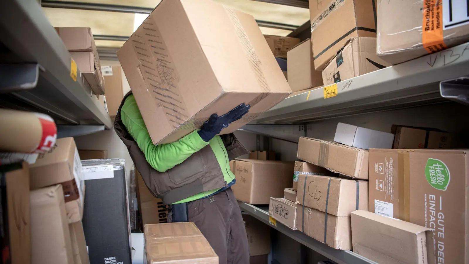 Paketboten müssen manchmal auch besonders schwere Sendungen schleppen. (Symbolfoto) (Foto: Sina Schuldt/dpa)