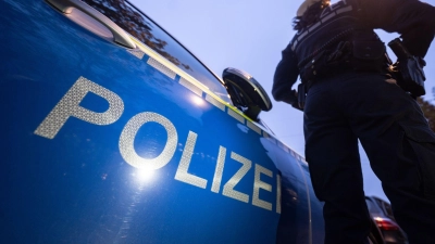 Bei einem Polizeieinsatz nach einem Streit in Wertheim sind drei Beamte verletzt worden. (Symbolbild) (Foto: Marijan Murat/dpa)