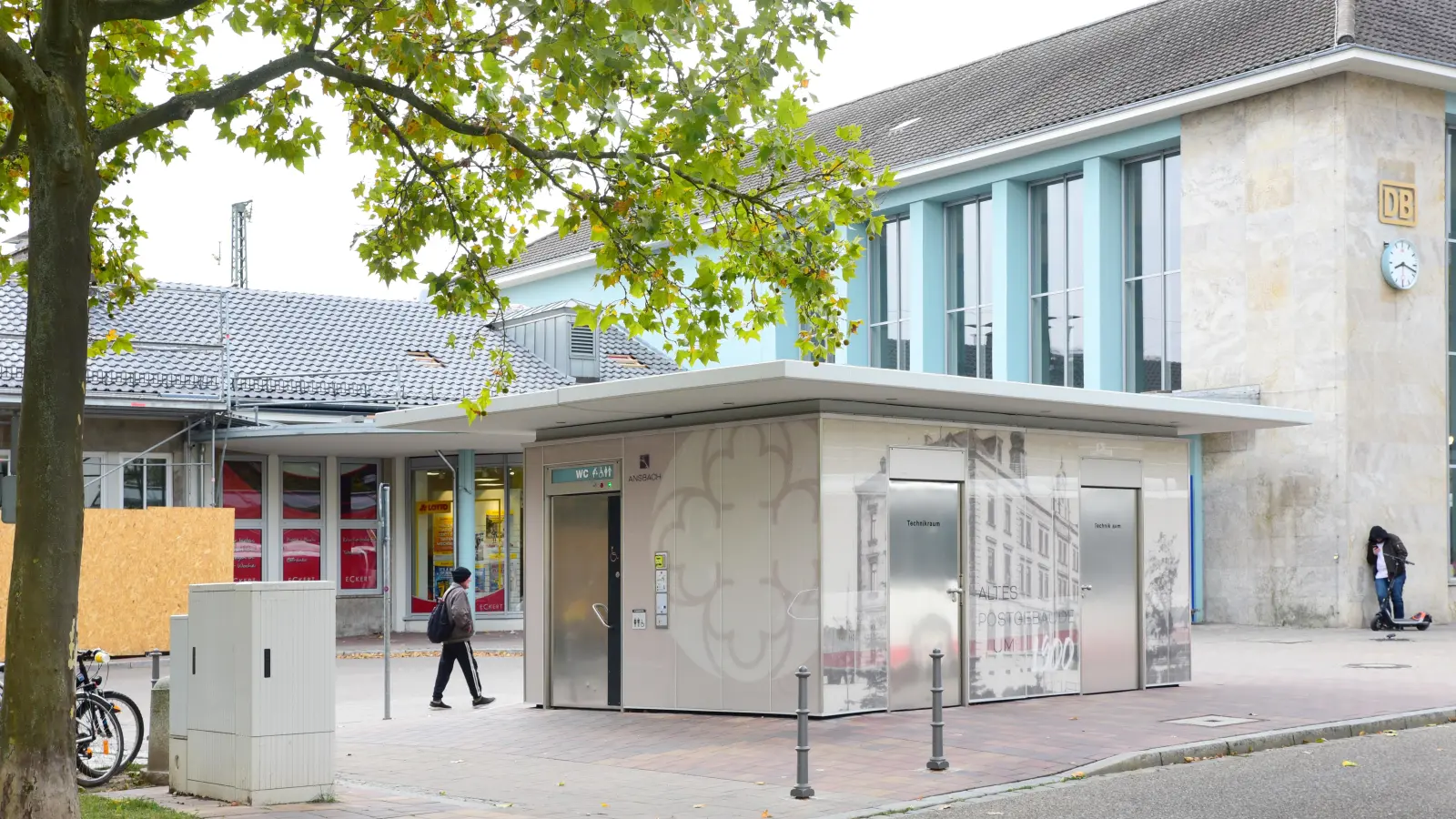 Der Bund der Steuerzahler findet, dass 362.000 Euro zu viel Geld für die öffentliche Toilette am Ansbacher Bahnhof sind. Er hat den Bau in sein diesjähriges Schwarzbuch aufgenommen. (Foto: Irmeli Pohl)