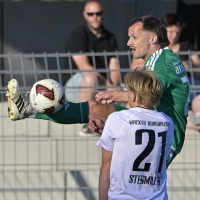 Abwehrchef Eric Weeger (in Grün, hier gegen Louis Stegmiller von Wacker Burghausen) kehrt in Landsberg in die Ansbacher Startelf zurück. (Foto: Martin Rügner)