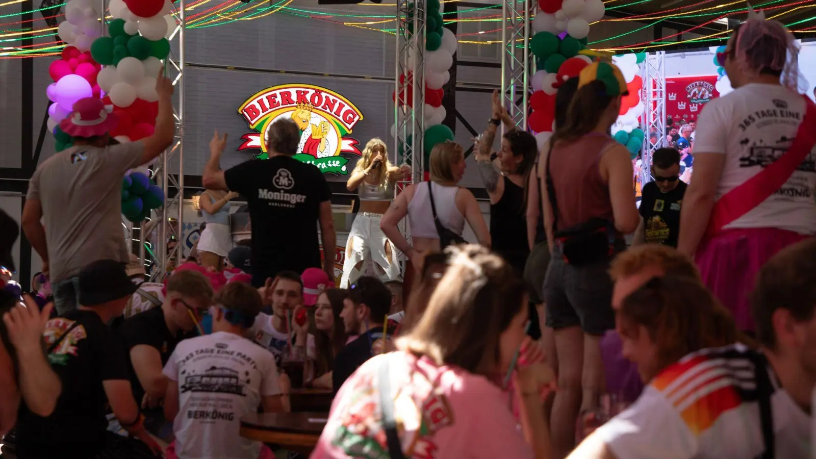 Stimmung „unfassbar gut“: Im Bierkönig wird wieder gefeiert. (Foto: Clara Margais/dpa)