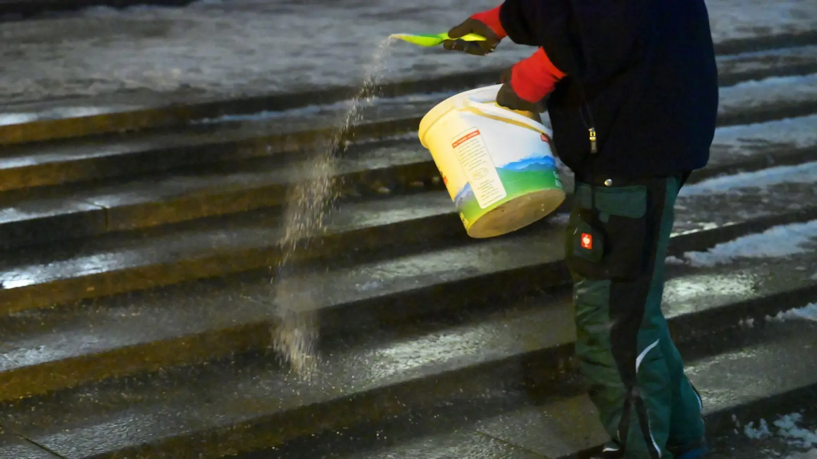 Für Montag warnt der Deutsche Wetterdienst vor Glatteis. (Foto: Malin Wunderlich/dpa)