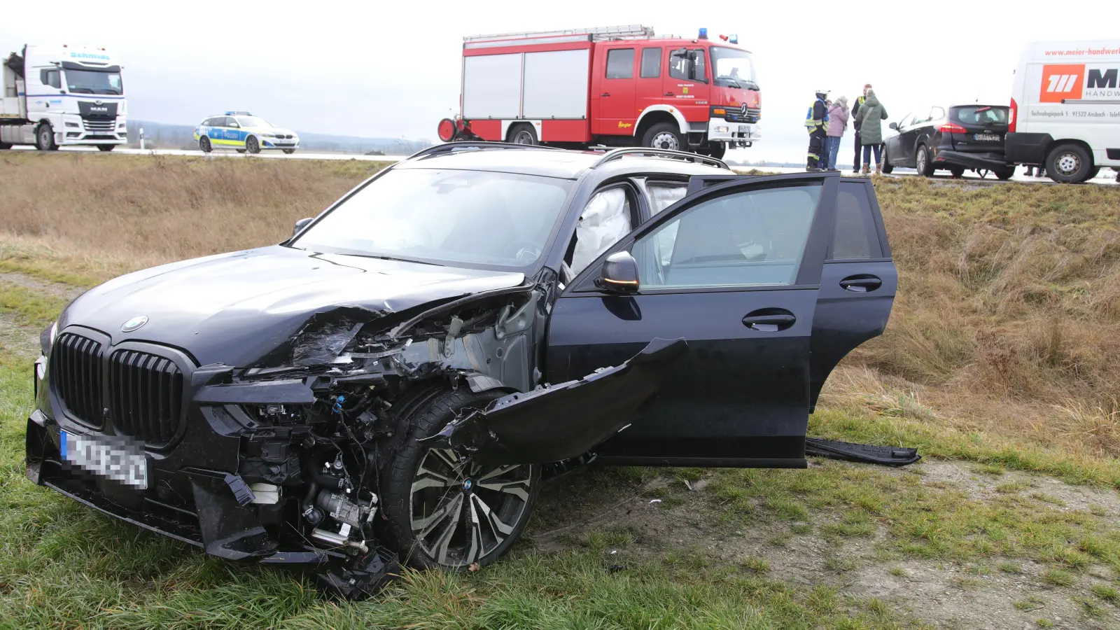 Zwischen Colmberg und Geslau kam es am Dienstagvormittag zu einem Unfall mit drei Fahrzeugen. Auf rund 50.000 Euro schätzt die Polizei allein den Sachschaden an diesem BMW.  (Foto: NEWS5 / Markus Zahn)