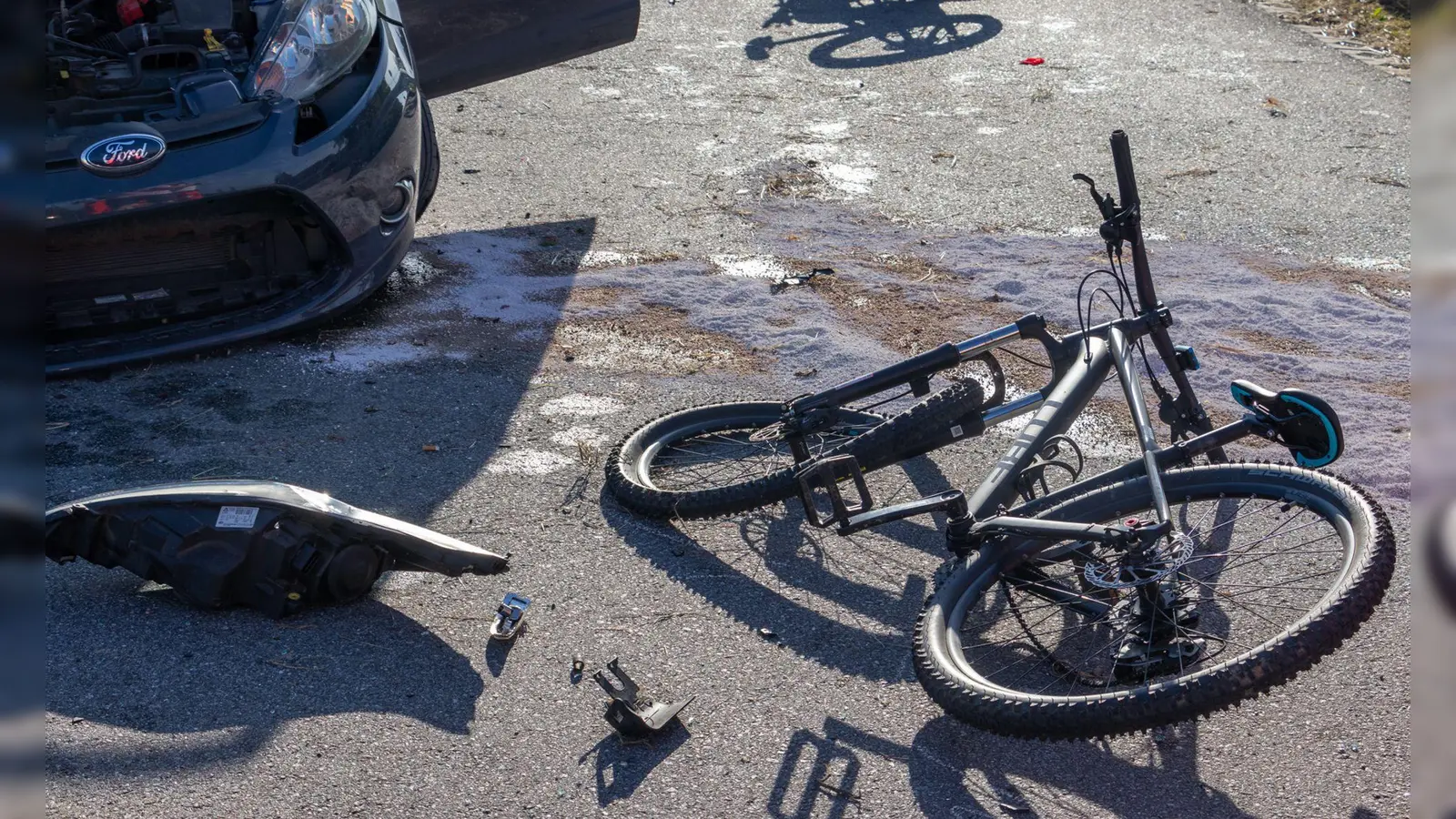 Bei dem Unfall gab es mehrere Verletzte. (Symbolbild) (Foto: Wisberger/EinsatzReport24 /dpa)