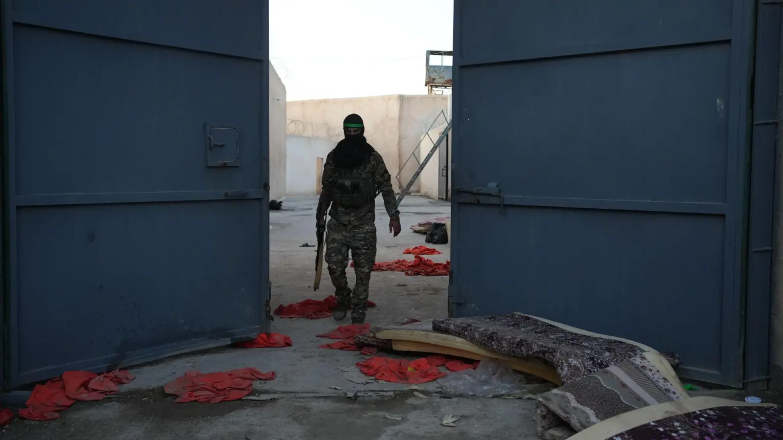 Leere Zellen und zurückgelassene Häftlingskleidung im al-Schaddadi-Gefängnis Anfang der Woche.  (Foto: Moawia Atrash/dpa)