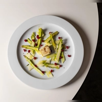 Wie Eiskonfekt: Das Balsamico-Dressing von Uwe Tippmann kommt in Form von Eiswürfeln über halbierte Spargelstangen, Zucchini-Sticks und Co. (Foto: Thomas Sixt/dpa-tmn)