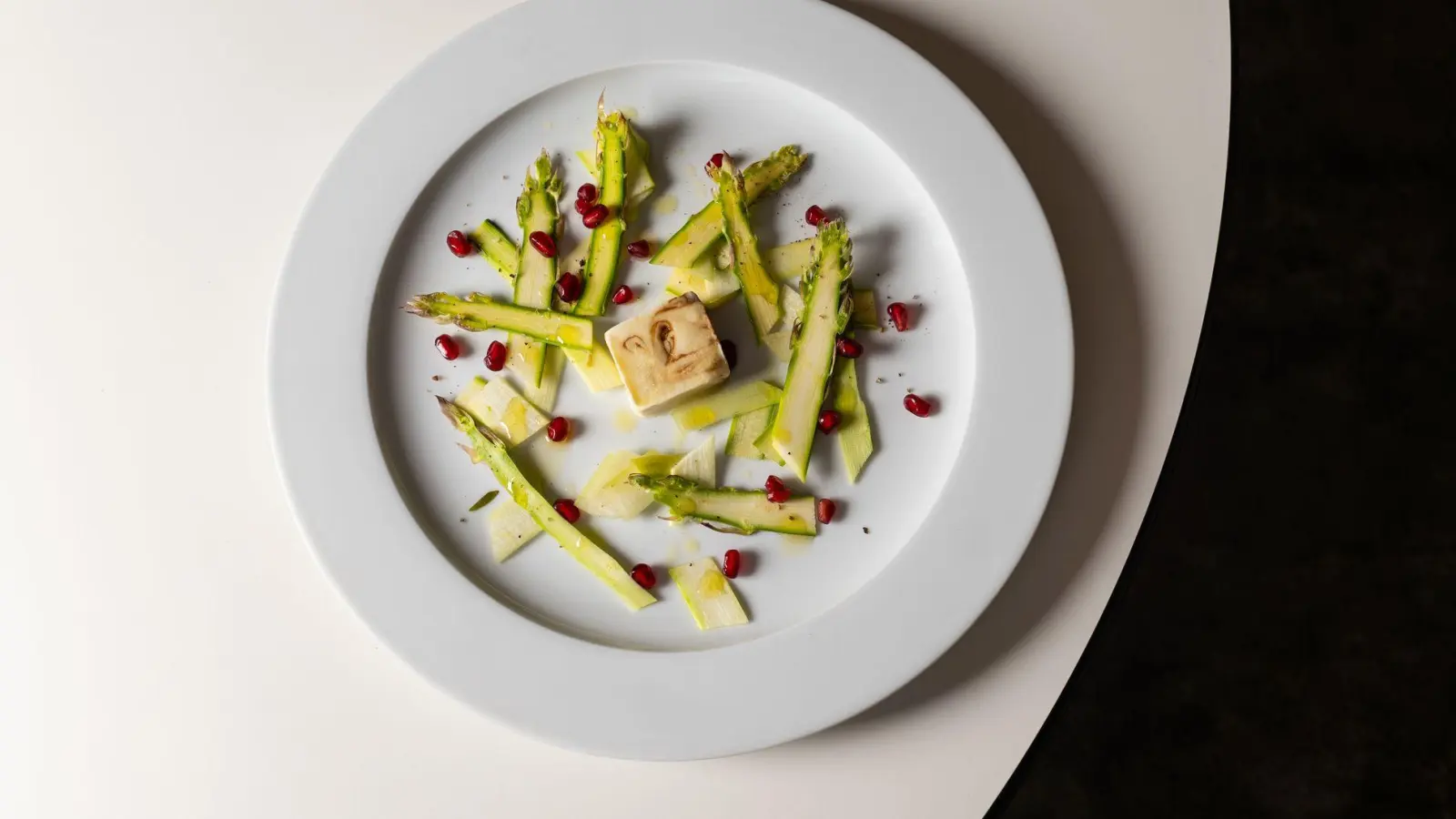 Wie Eiskonfekt: Das Balsamico-Dressing von Uwe Tippmann kommt in Form von Eiswürfeln über halbierte Spargelstangen, Zucchini-Sticks und Co. (Foto: Thomas Sixt/dpa-tmn)