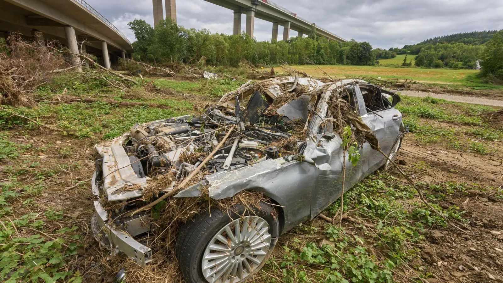 Künftig sollen aus schrottreifen Autos und anderen Fahrzeugen mehr Rohstoffe gewonnen werden. (Symbolbild)  (Foto: Thomas Frey/dpa)