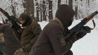 Oberfeldwebel der Einheiten des Operativen und Territorialen Kommandos Ost der ukrainischen Nationalgarde erhalten eine Spezialausbildung unter Feldbedingungen. (Foto: -/Ukrinform/dpa)