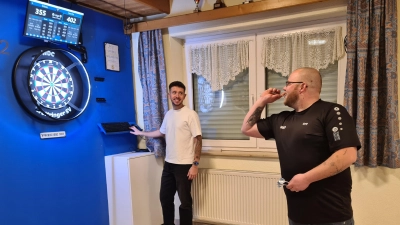 Auf der Dartscheibe sind die Felder, die viele Punkte bringen, ziemlich klein. Das Foto zeigt Sascha Gerlinger beim Wurf und Tobias Gebhardt beim Dokumentieren. (Foto: Margit Schwandt)