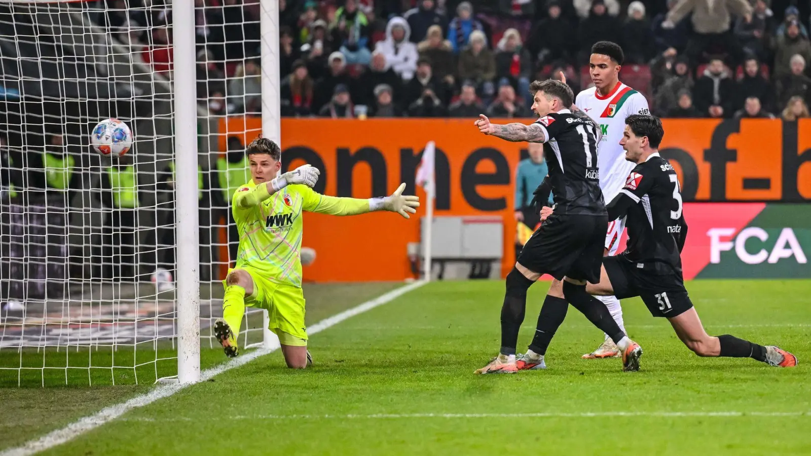 Igor Matanović steht für die Freiburger goldrichtig. (Foto: Harry Langer/dpa)