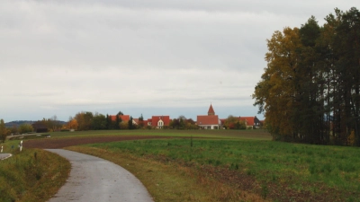 Blick auf den westlichen Ortsrand von Segringen. Die dort geplante Erweiterung des Siedlungsgebietes liegt vorerst auf Eis. Denn es muss ein neuer Bebauungsplan aufgestellt werden.  (Foto: Markus Weinzierl)