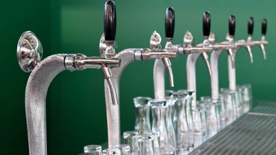 Eine fränkische Brauerei stellt Antrag auf Insolvenz in Eigenverwaltung. (Symbolbild) (Foto: Carsten Rehder/dpa)