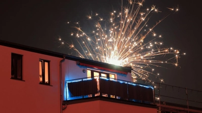 Damit Feuerwerkskörper keine Schäden im Haus anrichten können, sollten Fenster und Türen in der Silvesternacht geschlossen bleiben.  (Foto: Jens Wolf/dpa-Zentralbild/dpa-tmn)