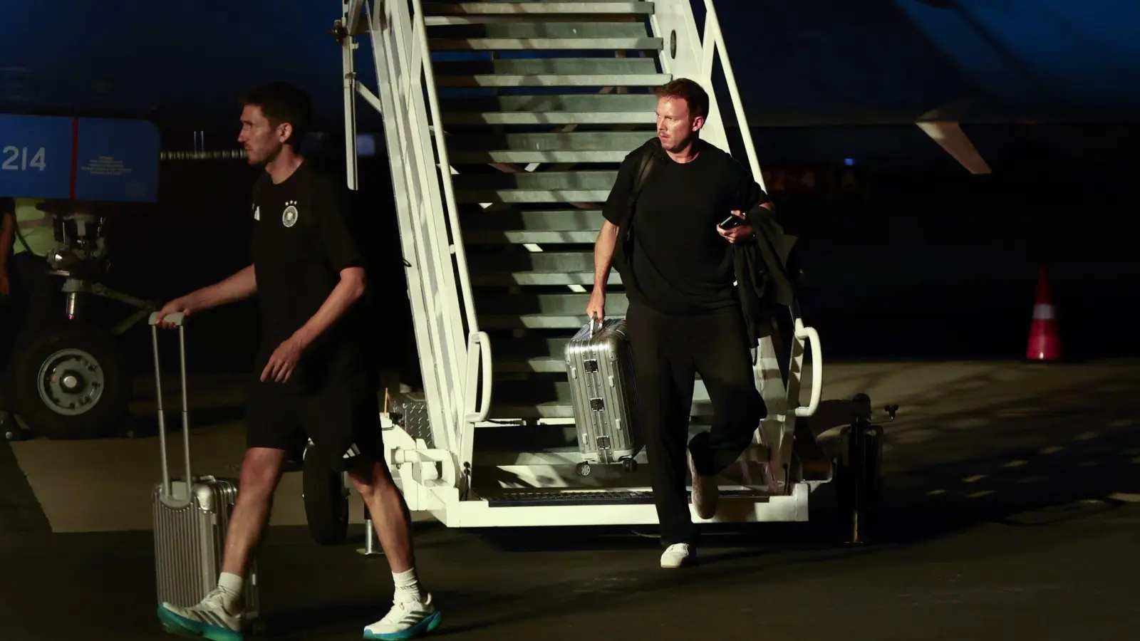 Julian Nagelsmann nach der Rückkehr nach Winston-Salem in der Nacht. (Foto: Christian Charisius/dpa)