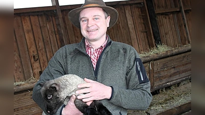 Andreas Schurz mit einem seiner Lämmer auf dem Arm. (Foto: Stefan Neidl)