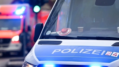 Eine 14-Jährige auf einem E-Scooter ist nach einem Zusammenstoß mit einem Auto in Berlin gestorben. (Symbolbild)  (Foto: Jens Kalaene/dpa)