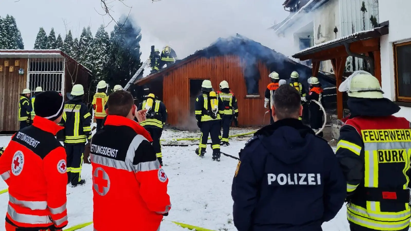 Rund 60 Einsatzkräfte waren in Ammelbruch vor Ort, um einen brennenden Holzschuppen zu löschen. (Foto: Jens Keitel)