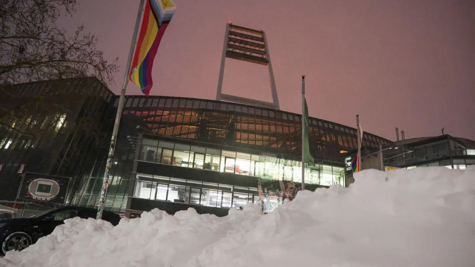 Schnee in Bremen: Das Spiel von Werder gegen 1899 Hoffenheim wurde abgesagt. (Foto: Focke Strangmann/dpa)