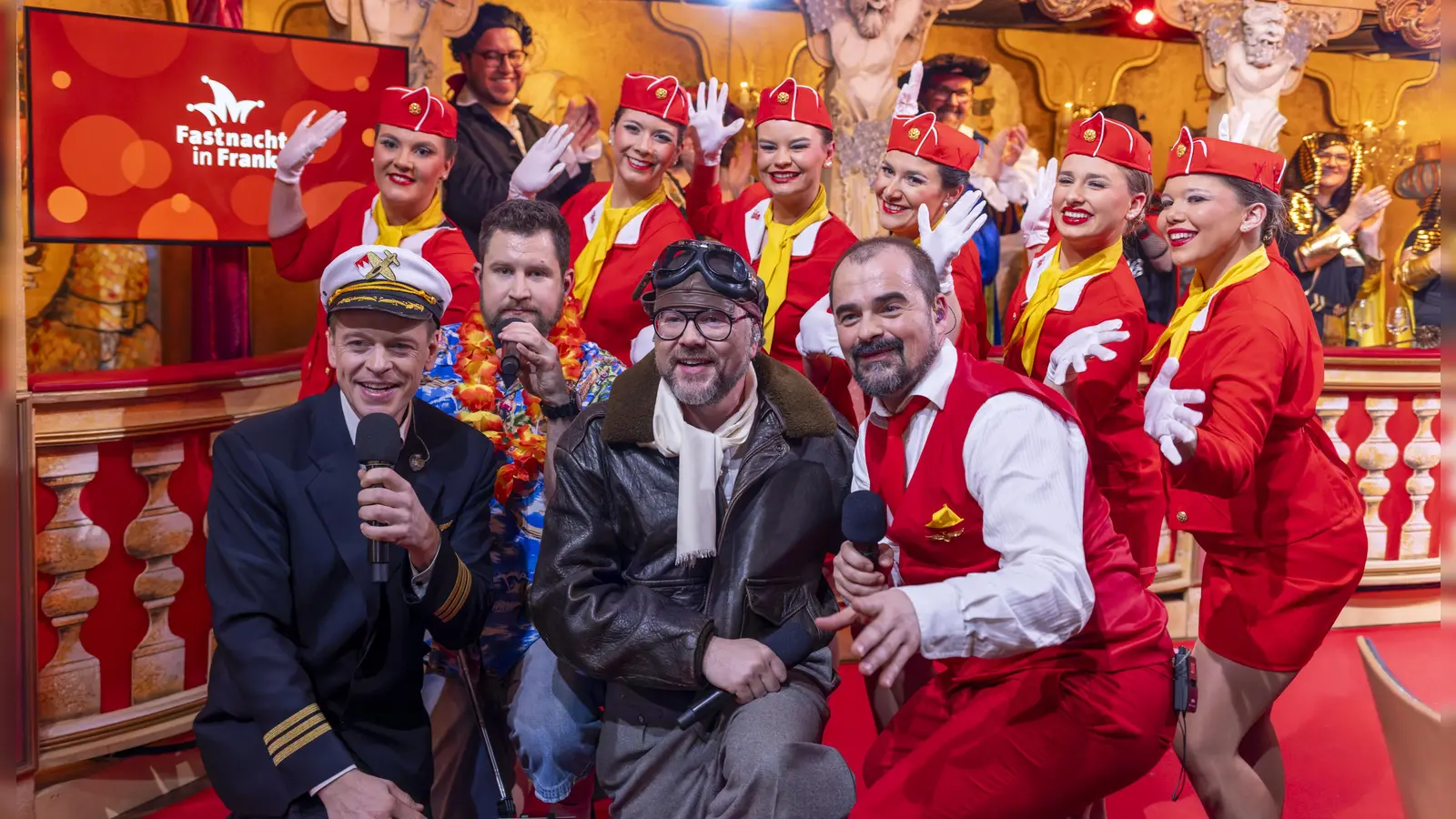 Hebt mit Evergreens ab: die A-cappella-Band Viva Voce samt Stewardessen. (Foto: BR/Leah Ruprecht)