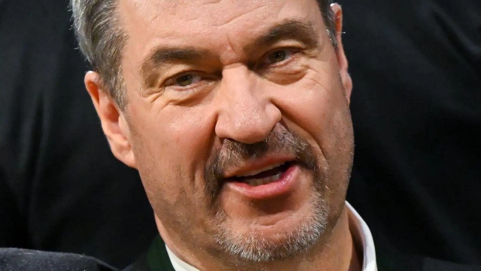 Auch CSU-Chef Söder prostet am Aschermittwoch gerne mit Bierkrügen - auch wenn er selbst keinen Alkohol trinkt.  (Foto: Sven Hoppe/dpa)