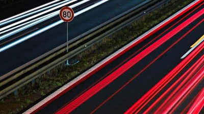 Temposchilder sollte man nicht übersehen, passiert aber manchmal. Doch wann wird so etwas als Vorsatz gewertet? (Foto: Nicolas Armer/dpa/dpa-tmn)