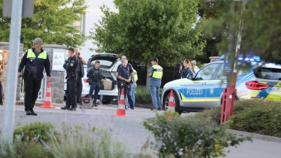 Die Polizei hat einen bewaffneten Mann in Ansbach erschossen, der zuvor am Ansbacher Bahnhof wahllos Passanten mit zwei Messern attackierte. (Foto: Zeynel Dönmez)