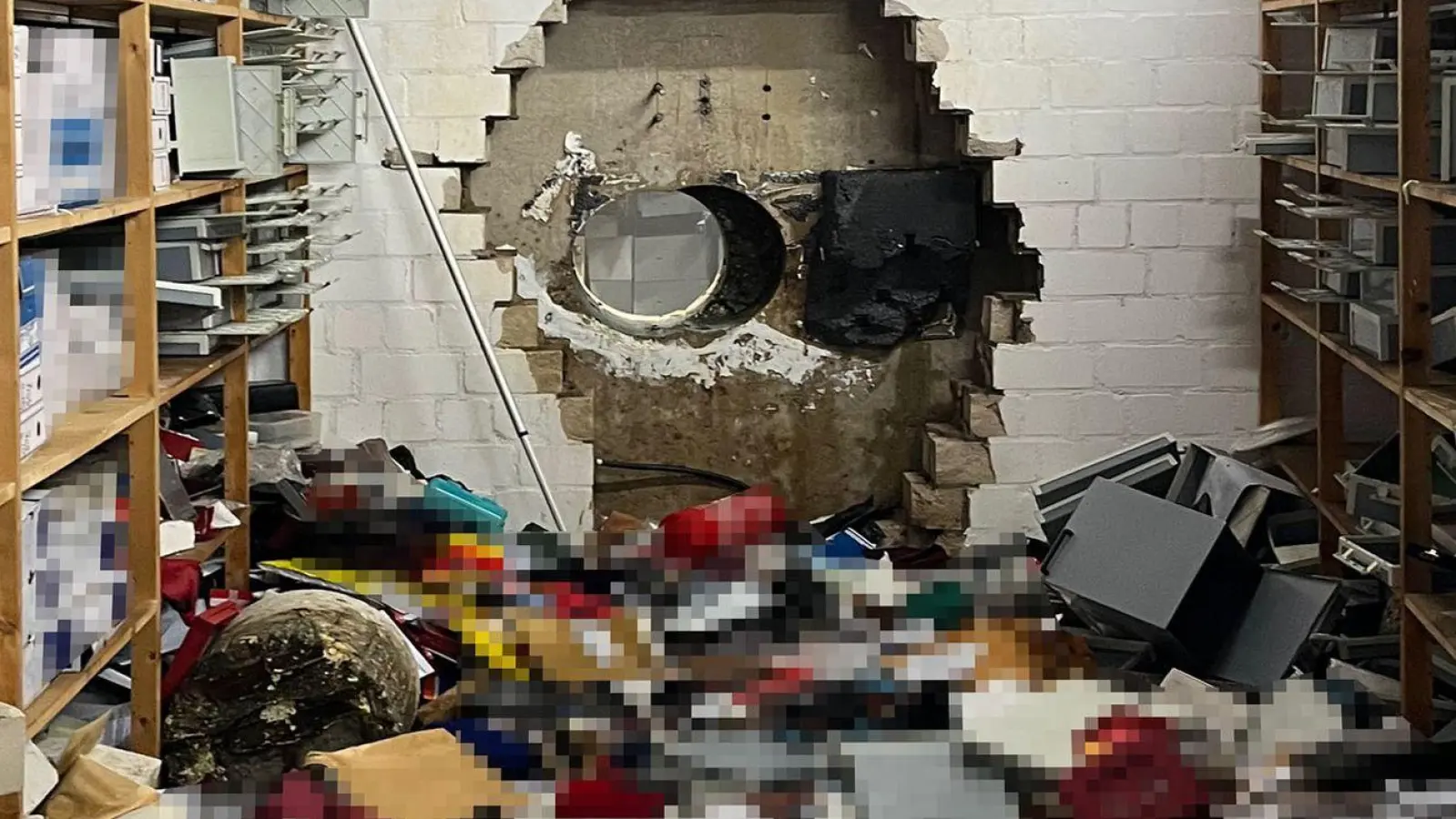 Durch ein großes Loch in der Wand gelangten die Täter von Gelsenkirchen in den Raum der Schließfächer. In Westmittelfranken sei das kein Problem sein. (Archivbild: Polizei Gelsenkirchen/dpa)