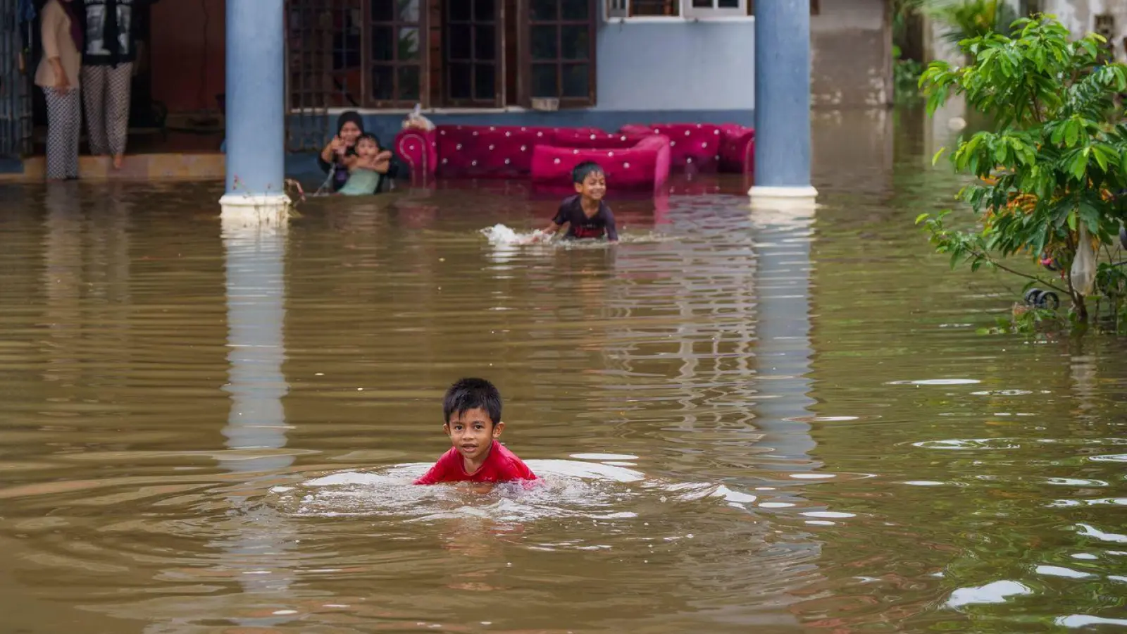 Zahlreiche Häuser standen unter Wasser. (Foto: Vincent Thian/AP/dpa)