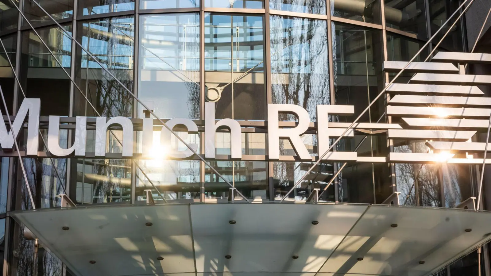 Schon im kommenden Jahr will der Rückversicherer 200 Millionen Euro einsparen. (Archivbild)  (Foto: Peter Kneffel/dpa)