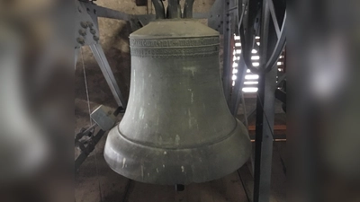  Drei Glocken hängen im Kirchturm der Herrnberchtheimer Kirche. Das ist die älteste Glocke von 1508. Auch sie wird mittlerweile durch die moderne Steuerung zum Schwingen gebracht. (Foto: Andreas Zobel)