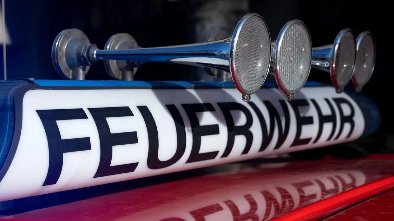 Am Mittwochabend übt die Feuerwehr von Neustadt/Aisch bei Franken Brunnen. (Symbolbild: Sven Hoppe/dpa)