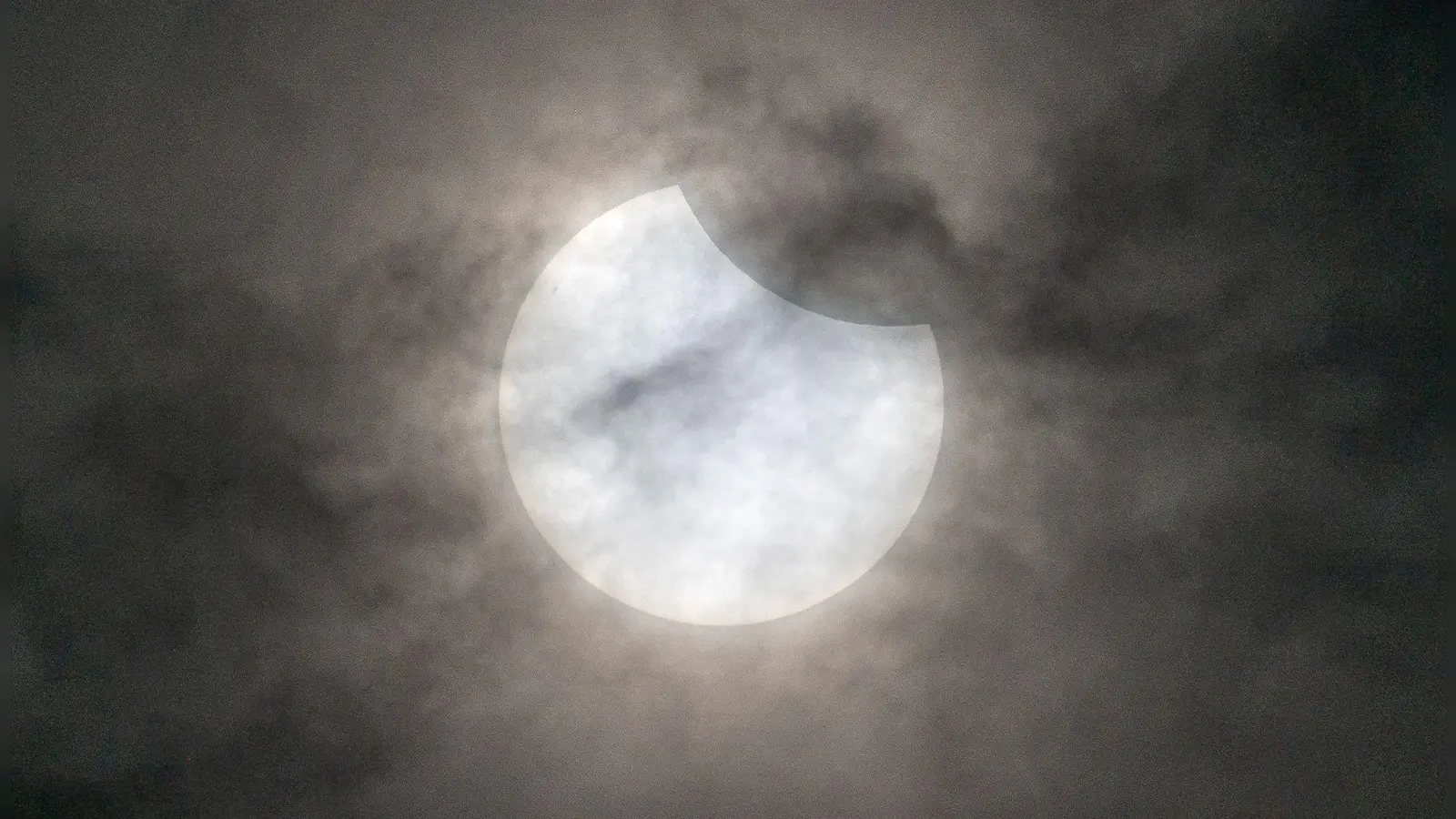 Die partielle Sonnenfinsternis über Emskirchen – eingefangen mit der Kamera. (Foto: Mirko Fryska)