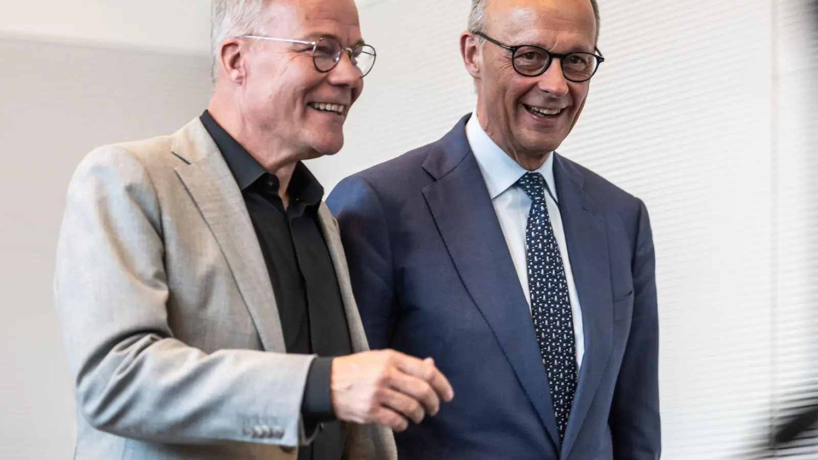 Gute Laune bei SPD-Fraktionschef Miersch und Kanzler Merz, zumindest für diesen Tag. (Foto: Michael Kappeler/dpa)