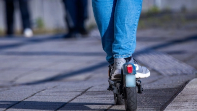 Erlaubt sind für E-Scooter nur 20 Kilometer pro Stunde. (Symbolbild) (Foto: Jens Büttner/dpa)