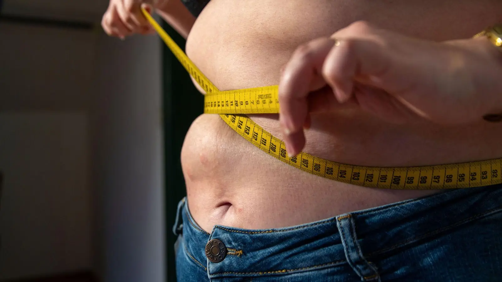 Fettansammlungen am Bauch stehen unter anderem mit Stoffwechsel- und Herz-Kreislauf-Erkrankungen in Zusammenhang. (Foto: Pia Bayer/dpa/dpa-tmn)