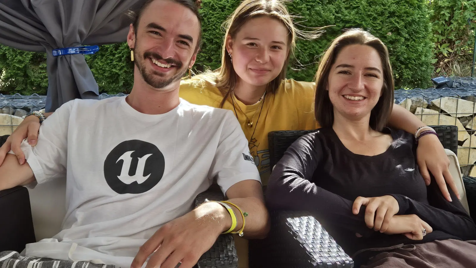 Josh (links) und Grace (rechts) aus Australien mit ihrer Gastgeberin Alexandra Bürin: Die tasmanischen Geschwister sind begeistert von der Neustädter Kerwa. (Foto: Patrick Lauer)