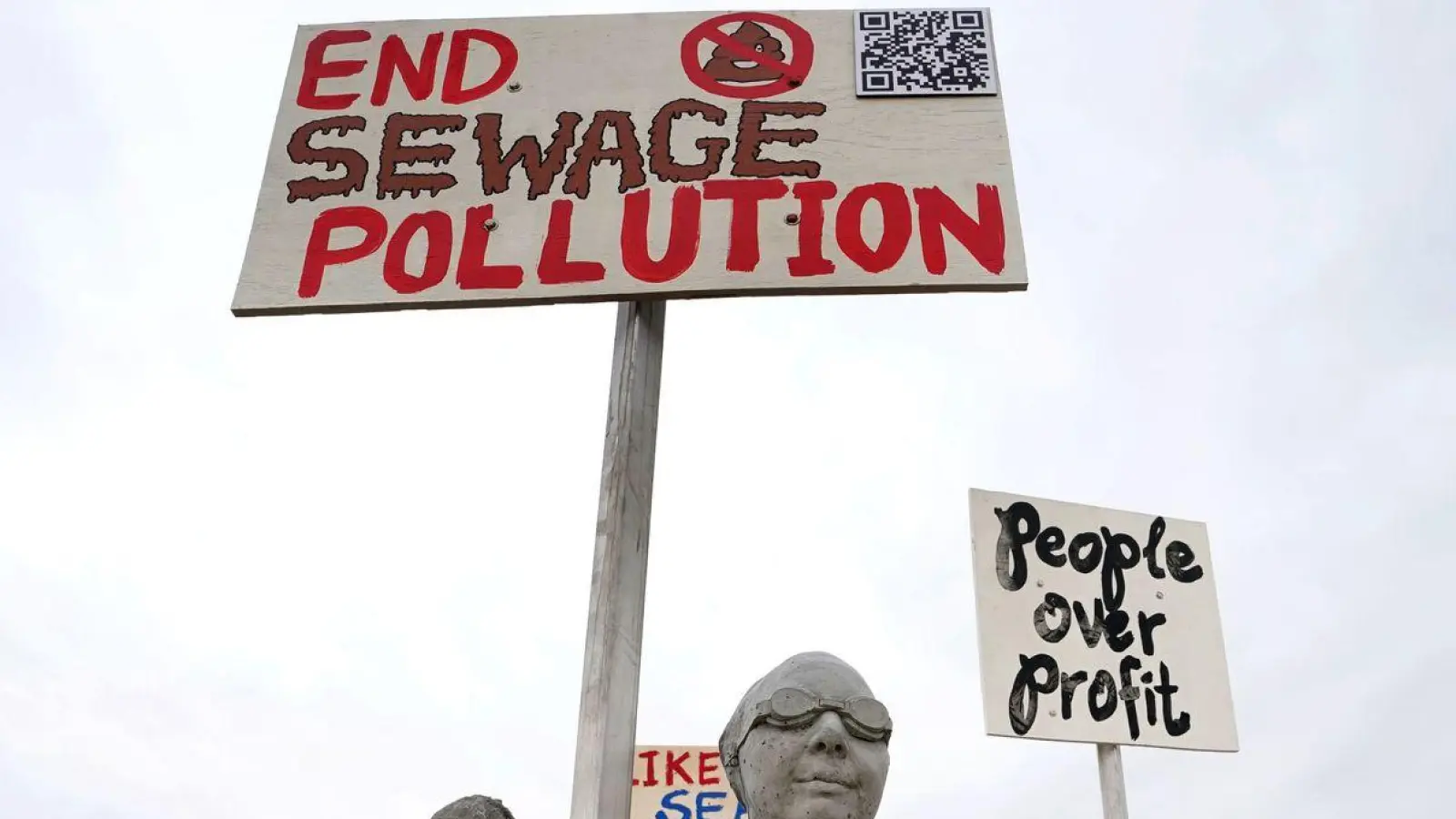 Die Kunstinstallation „Sirens of Sewage” am Strand von Whitstable. (Foto: Gareth Fuller/PA Wire/dpa)