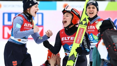 Bei den deutschen Skipringerinnen Anna Rupprecht, Selina Freitag, Katharina Althaus und Luisa Görlich (l-r) war der Jubel groß. (Foto: Daniel Karmann/dpa)