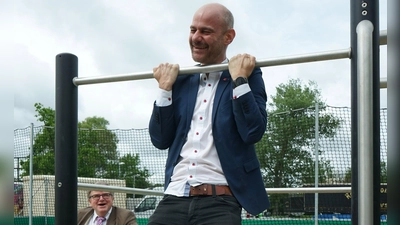 Den einen oder anderen Klimmzug wird Matthias Dornhuber noch machen müssen, um ins EU-Parlament zu kommen. In Wilhermsdorf trainierte er schon einmal – angefeuert vom Landtagsabgeordneten Harry Scheuenstuhl. (Foto: Heinz Wraneschitz)