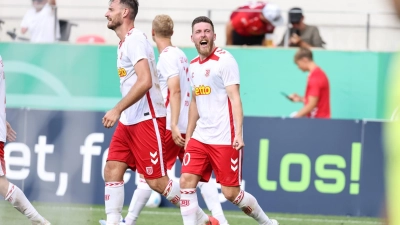 Regensburgs Christian Kühlwetter jubeln über Ballas Tor zum 1:0. (Foto: Stefan Bösl/dpa)